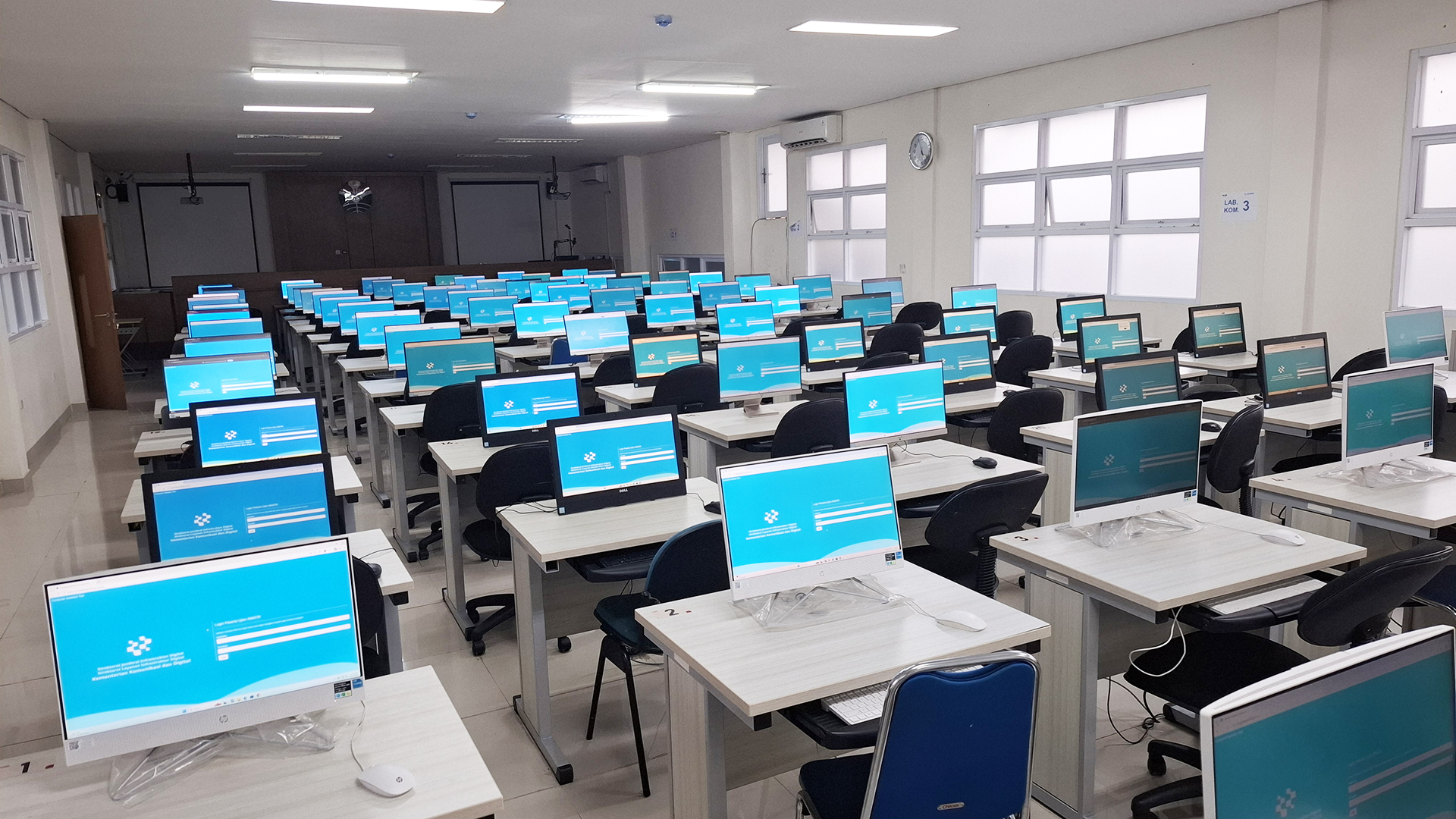 DIRJEN INFRASTRUKTUR DIGITAL KEMENTERIAN KOMUNIKASI DAN DIGITAL MELAKSANAKAN CAT UNTUK PARA PENYIAR RADIO BERTEMPAT DI UPI SUMEDANG