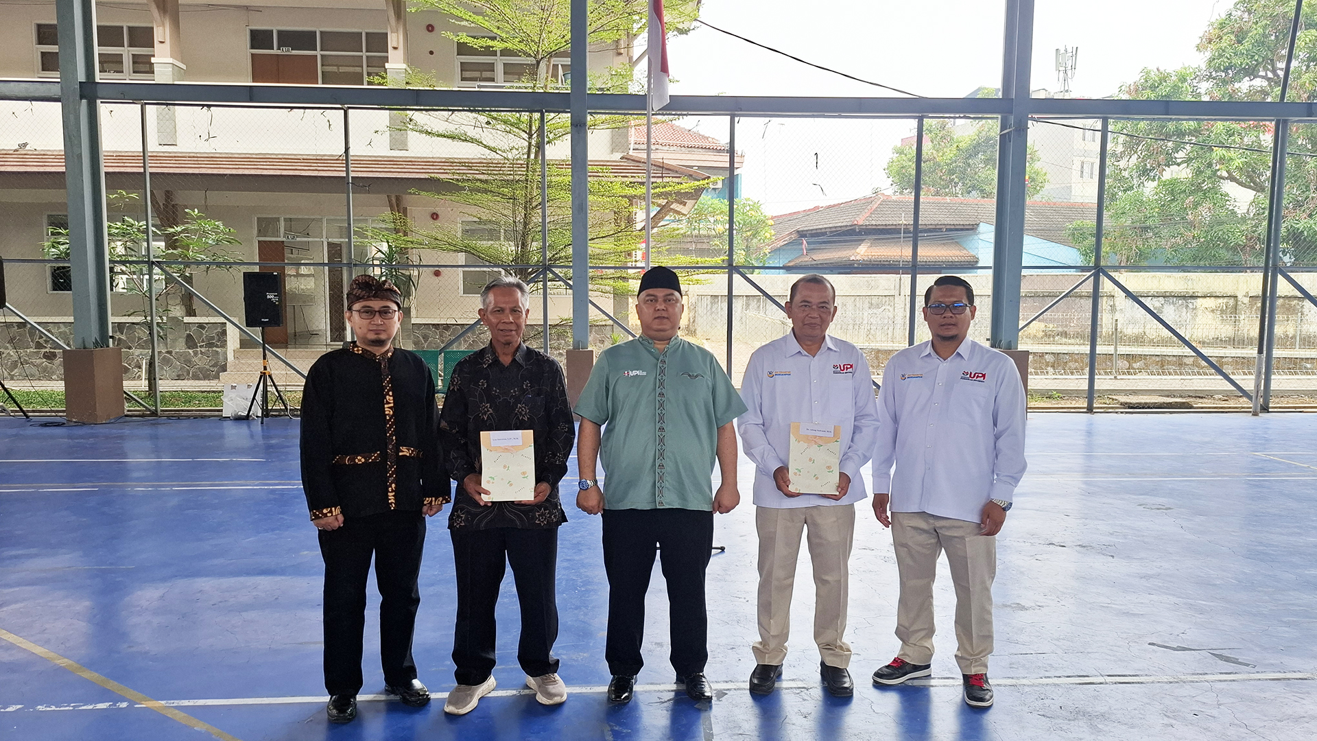PEMBERIAN PENGHARGAAN DAN KENANG KENANGAN KEPADA DOSEN KAMPUS UPI DI SUMEDANG YANG MENJELANG PURNATUGAS