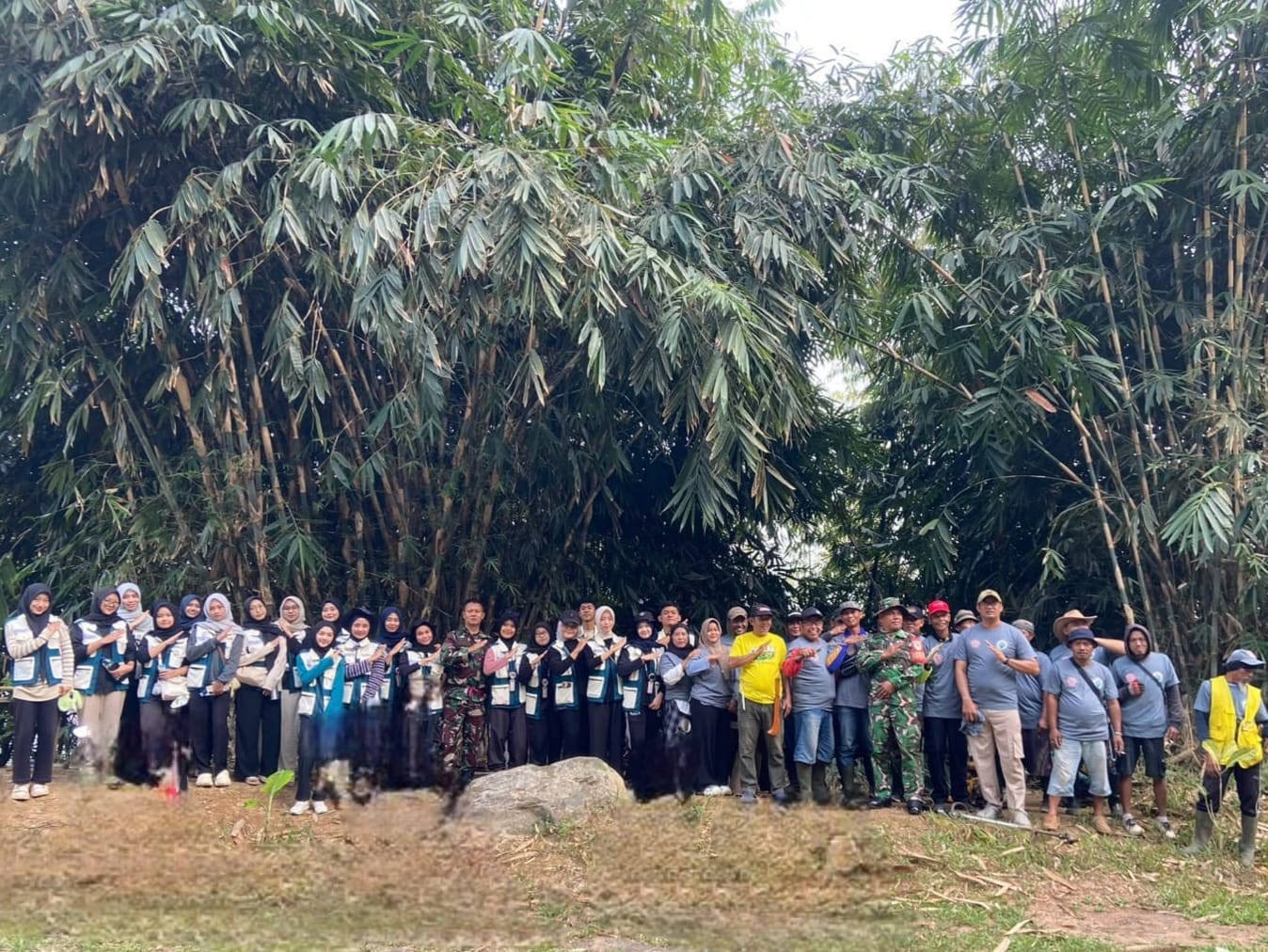 Dalam Rangka TMMD yang ke-130, mahasiswa P2MB PGSD Kampus Sumedang Kelompok 6 Bersinergi bersama TNI, BABINSA dan PEMDES Sukakerti untuk membersihkan ruas jalan Desa Darmaga