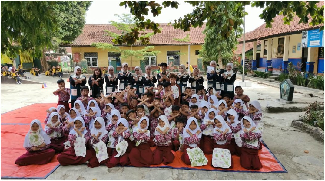 Mahasiswa P2MB UPI Kelompok 10 Kenalkan Teknik Kreasi Ecoprint Ramah Lingkungan untuk Latih Kreativitas Siswa di SDN Sindangheula
