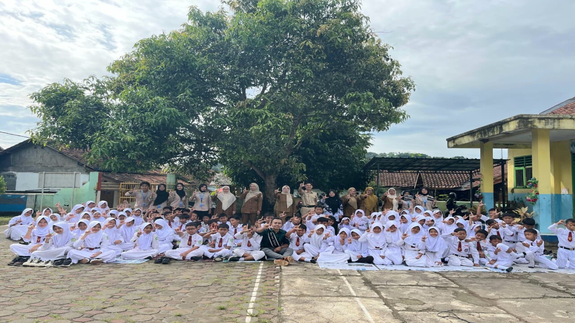 Program BINTANG dan Sedekah Karya Digital di SDN Cikadu