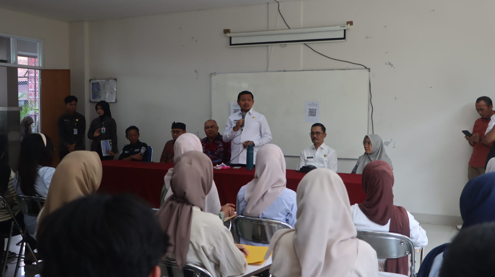 Bupati Sumedang Tinjau Ujian Seleksi Mandiri Kelas Kerjasama PGSD UPI, Beri Motivasi Calon Guru Masa Depan