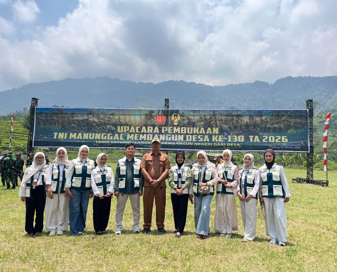 Satukan Langkah, Bangun Negeri: Mahasiswa P2MB PGSD Kampus Sumedang Kelompok 6 Hadiri Pembukaan TMMD Ke-130 di Desa Cupunagara