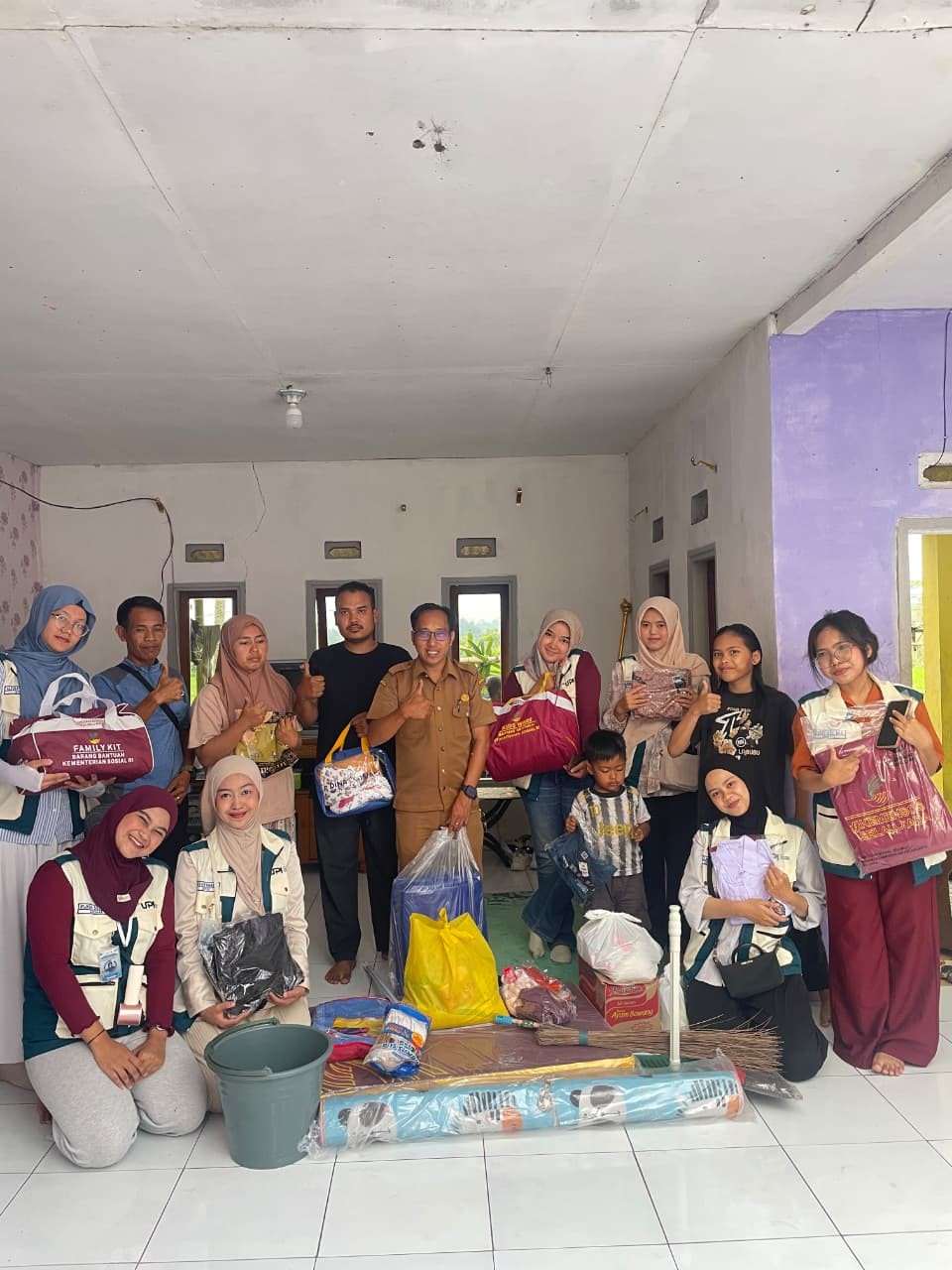 Mahasiswa P2MB Bersama Pemerintah Desa Salurkan Donasi bagi Korban Kebakaran di Desa Tanjungsiang